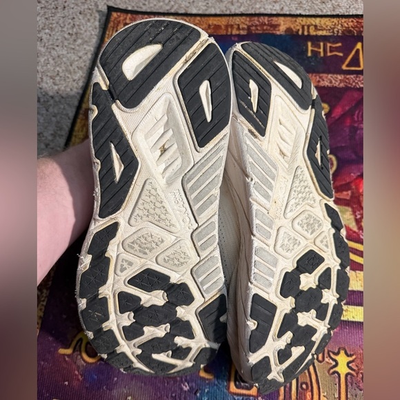 Hoka Arahii 7 White Athletic Sneakers for Running or long Walks